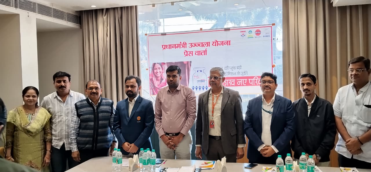 आयोजन के दौरान गैस वितरण कंपनियों के अधिकारी व वितरक समूह में खड़े हुए । आयोजन के दौरान गैस वितरण कंपनियों के अधिकारी व वितरक समूह में खड़े हुए ।