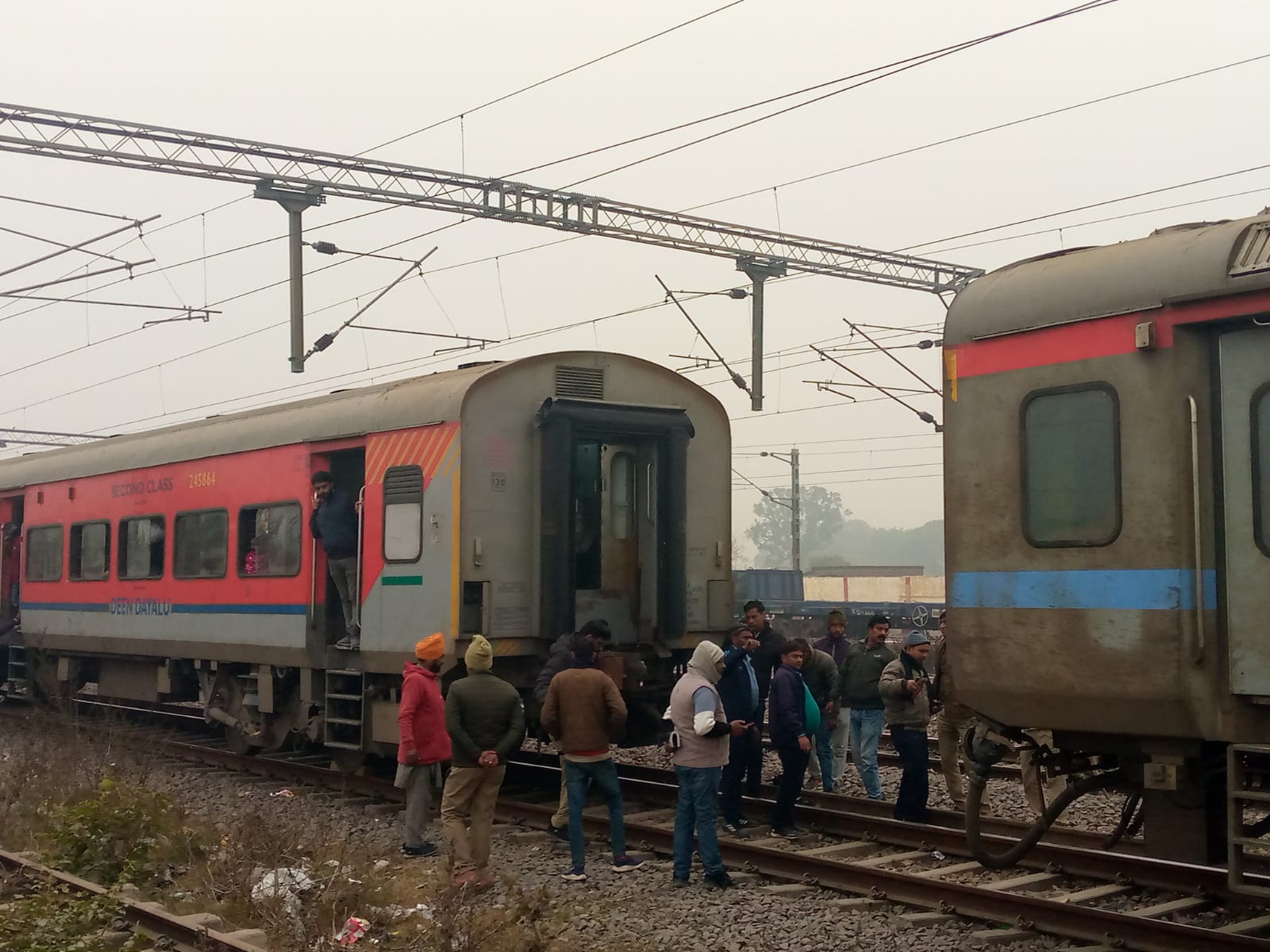 मौके पर पहुंचे रेलवे के अधिकारी