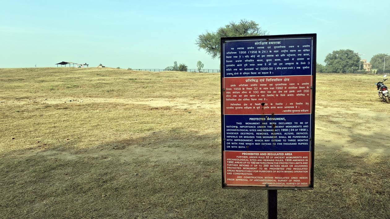 राखी गढ़ी के टीले एक पर लगाया गया बोर्ड। राखी गढ़ी के टीले एक पर लगाया गया बोर्ड।
