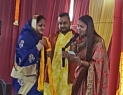 अररिया फोटो:सम्मानित करती सुनीता लड्डा अररिया फोटो:सम्मानित करती सुनीता लड्डा