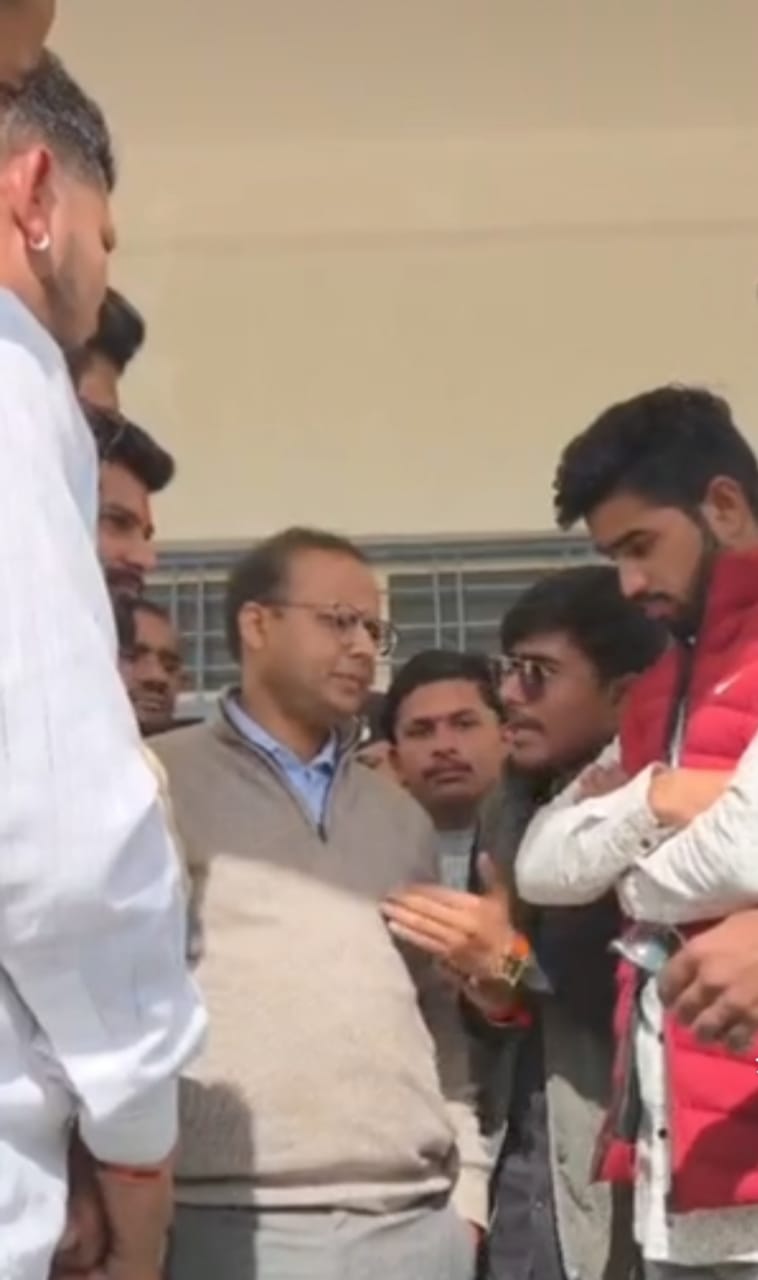 छात्राओं को खड़ा रखने का लगाया आरोप, सौंपा ज्ञापन छात्राओं को खड़ा रखने का लगाया आरोप, सौंपा ज्ञापन
