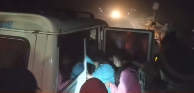 घायलों को अस्पताल ले जाते पुलिस कर्मी