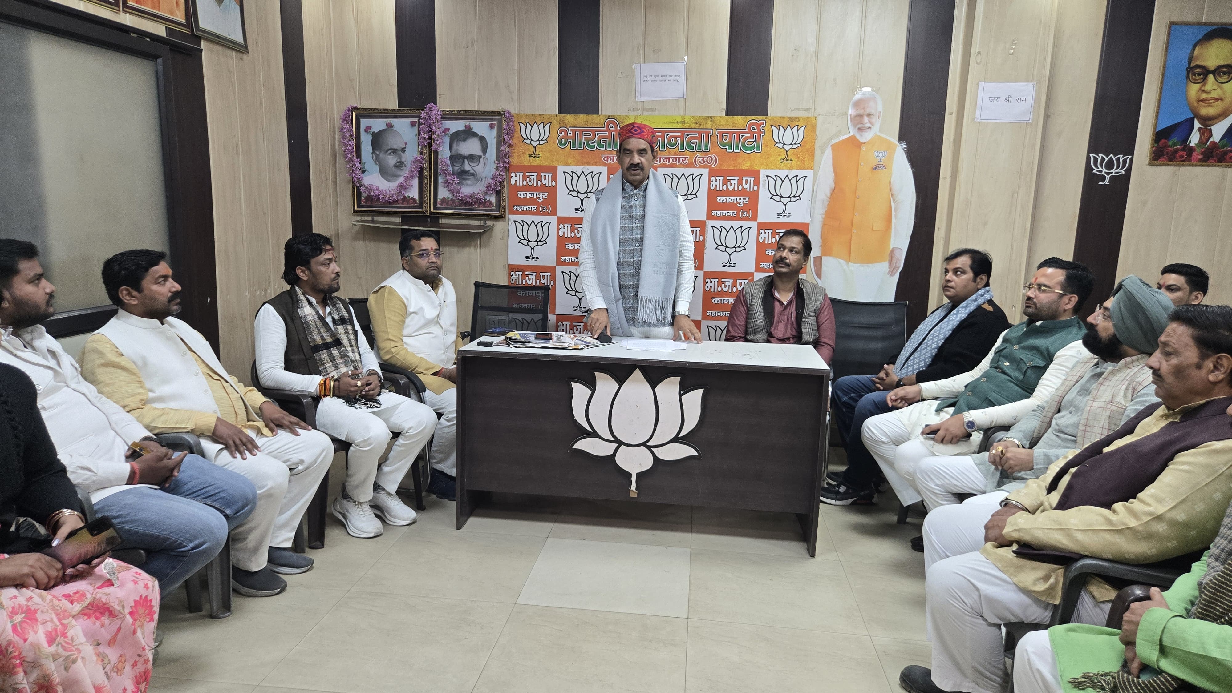 कार्यकर्ताओं को संबोधित करते जिलाध्यक्ष अनिल दीक्षित व अन्य