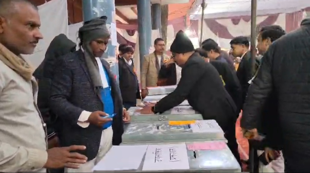 चुनाव को लेकर टेंडर वोटिंग प्रक्रिया। चुनाव को लेकर टेंडर वोटिंग प्रक्रिया।