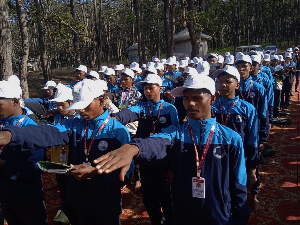 प्रकृति,वन,वन्य प्राणियों को बचाने का संकल्प लेते हुए प्रकृति,वन,वन्य प्राणियों को बचाने का संकल्प लेते हुए