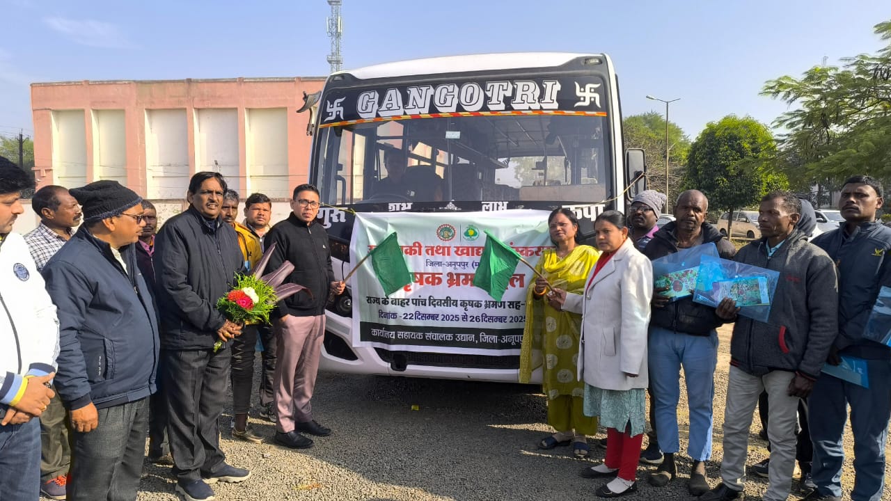 झंडी दिखाकर वाहन रवाना करते हुए झंडी दिखाकर वाहन रवाना करते हुए