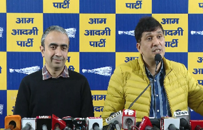 आआपा के दिल्ली प्रदेश अध्यक्ष सौरभ भारद्वाज और विधायक अनुराग ढांडा पत्रकार वार्ता को संबोधित करते हुए।