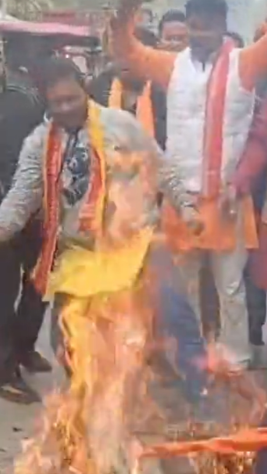 कलेक्टर पर बांग्लादेश सरकार का प्रतीकात्मक पुतला दहन करते विहिप कार्यकर्ता।