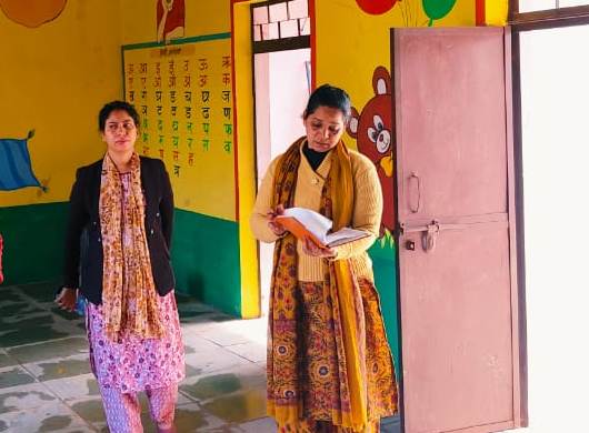 आंगनबाड़ी केन्द्रों का निरीक्षण करते हुए सीडीपीओ