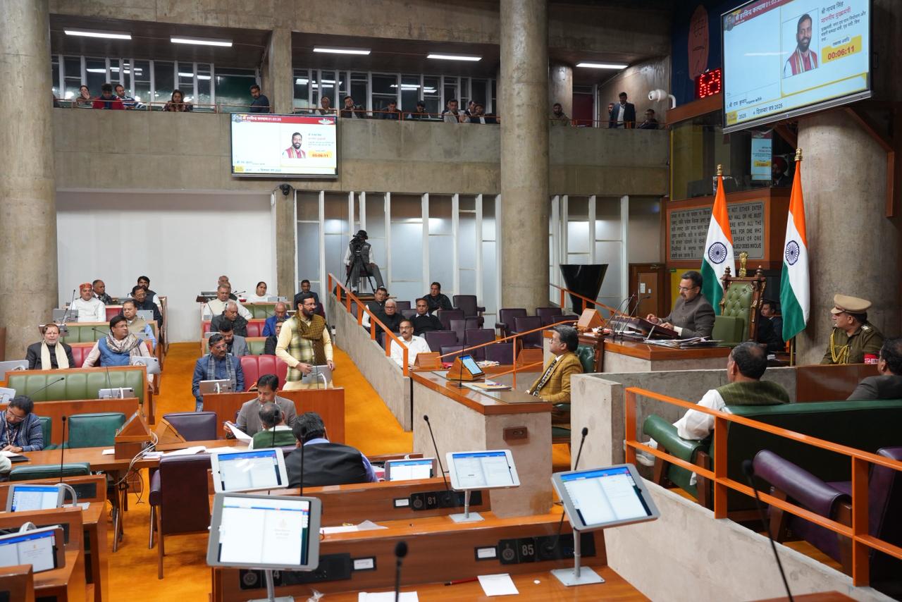 हरियाणा विधानसभा की कार्यवाही में भाग लेते विधायक हरियाणा विधानसभा की कार्यवाही में भाग लेते विधायक