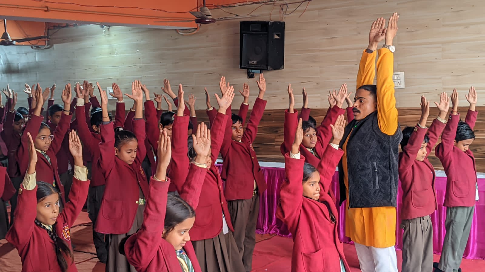 बाल योग संस्कारशाला शिविर में योगाभ्यास कराते योग गुरु ज्वाला सिंह