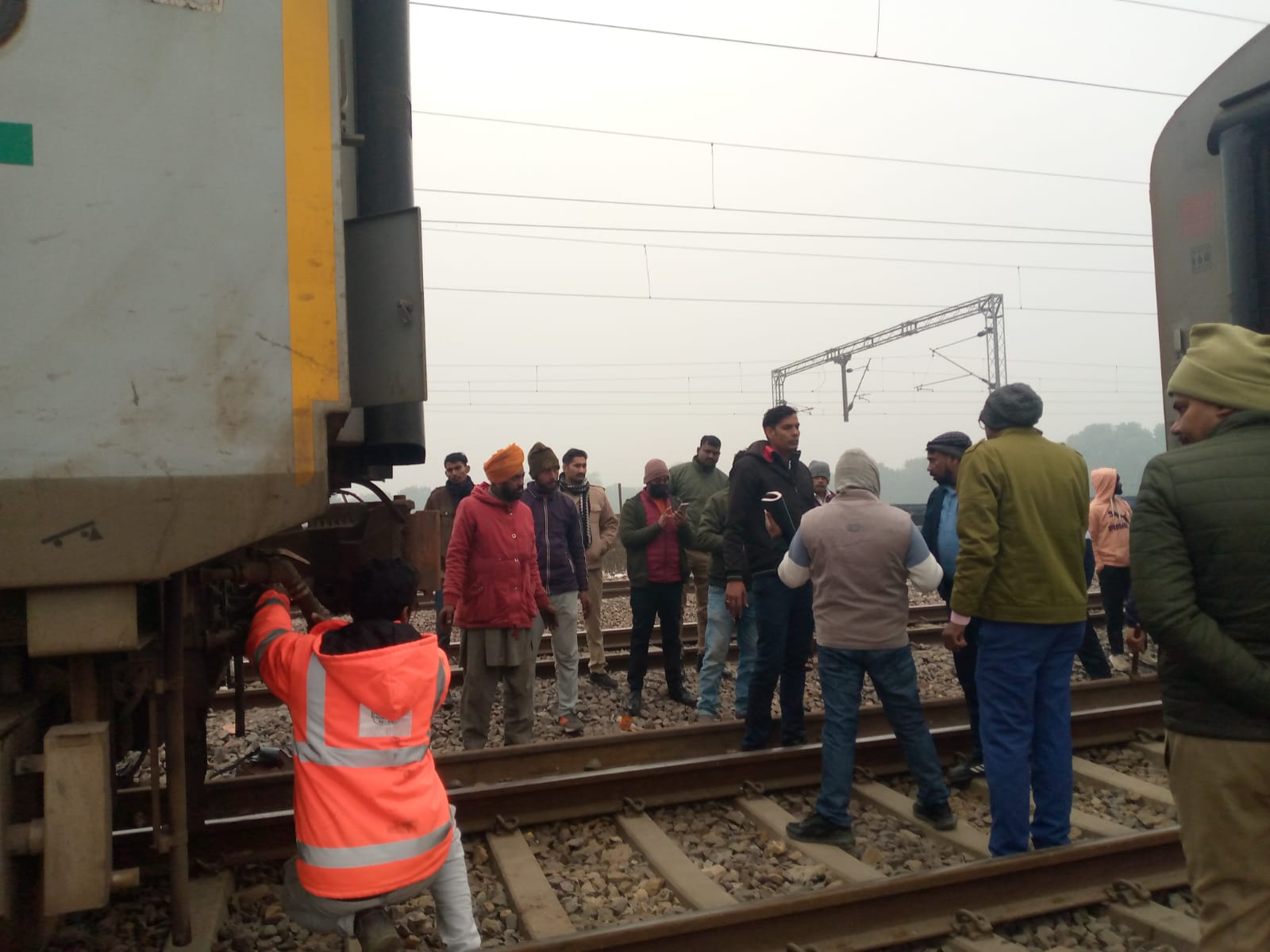 मौके पर पहुंची मैकेनिक कपलिंग जोड़ते हुए