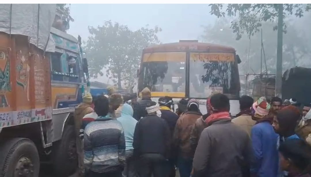 घटना स्थल पर लगी भीड़