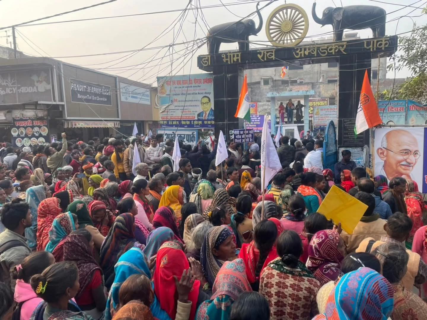 धरना स्थल पर मौजूद लोग धरना स्थल पर मौजूद लोग