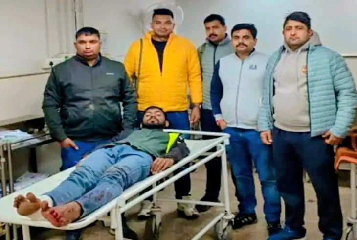 गोली लगने के बाद अस्पताल में बदमाश के साथ पुलिस टीम गोली लगने के बाद अस्पताल में बदमाश के साथ पुलिस टीम