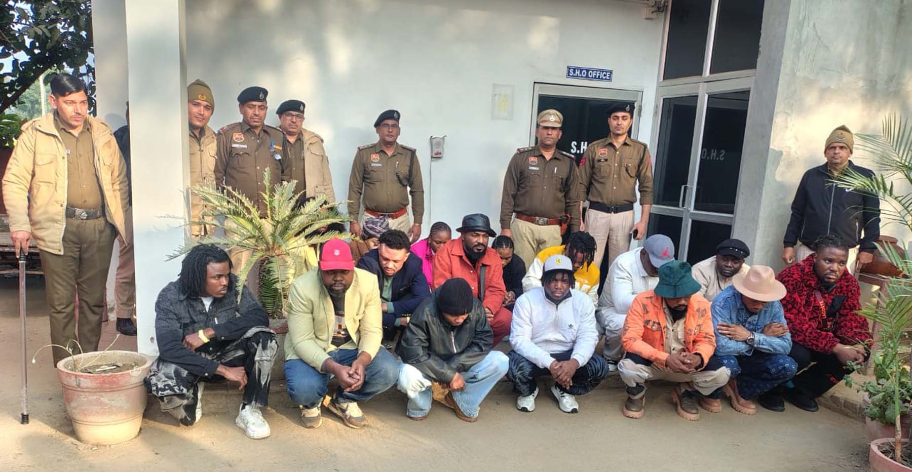गुरुग्राम में फार्म हाउस पर अवैध रूप से पार्टी करके शराब परोसने, पीने के आरोप में काबू किए गए विदेशी व स्थानीय लोग।