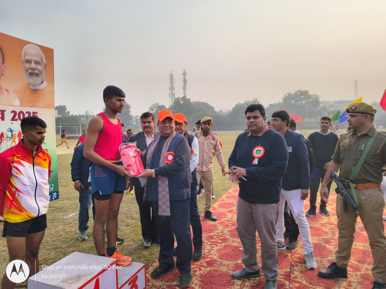 प्रमाणपत्र देते हुए प्रमाणपत्र देते हुए