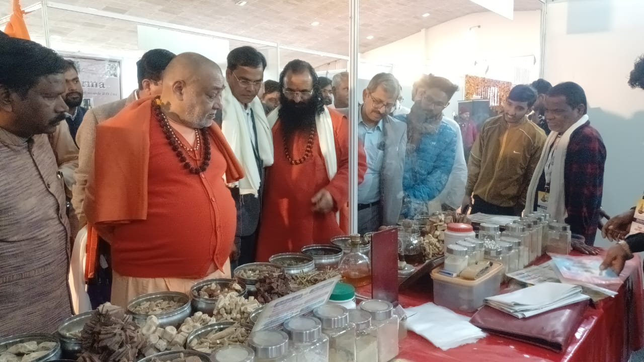 आयुर्वेद उत्पादों का अवलोकन करते हुए आयुर्वेद उत्पादों का अवलोकन करते हुए