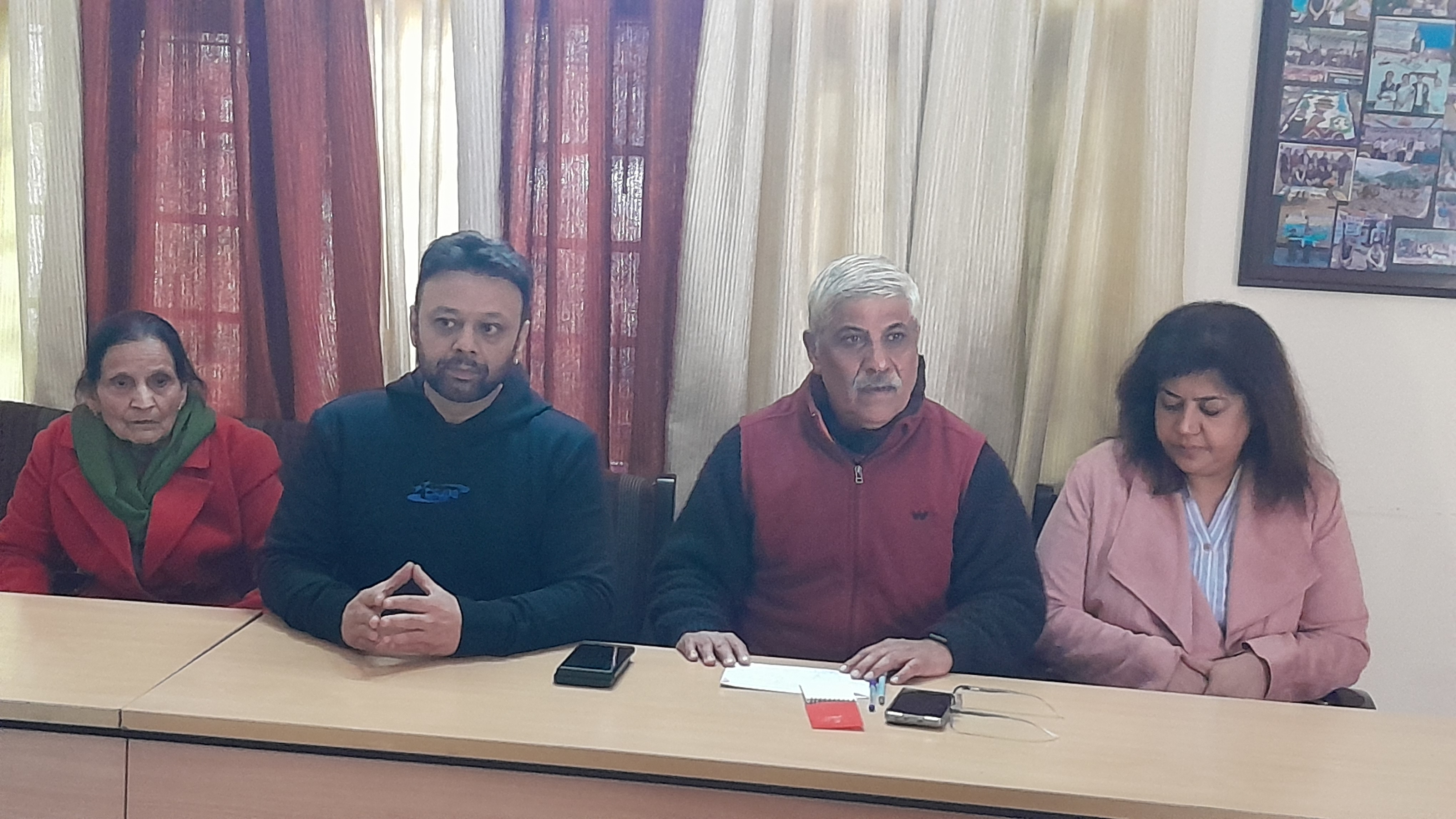पत्रकारों से बात करते हुए हेमकांत मेमोरियल ट्रस्ट के पदाधिकारी । पत्रकारों से बात करते हुए हेमकांत मेमोरियल ट्रस्ट के पदाधिकारी ।