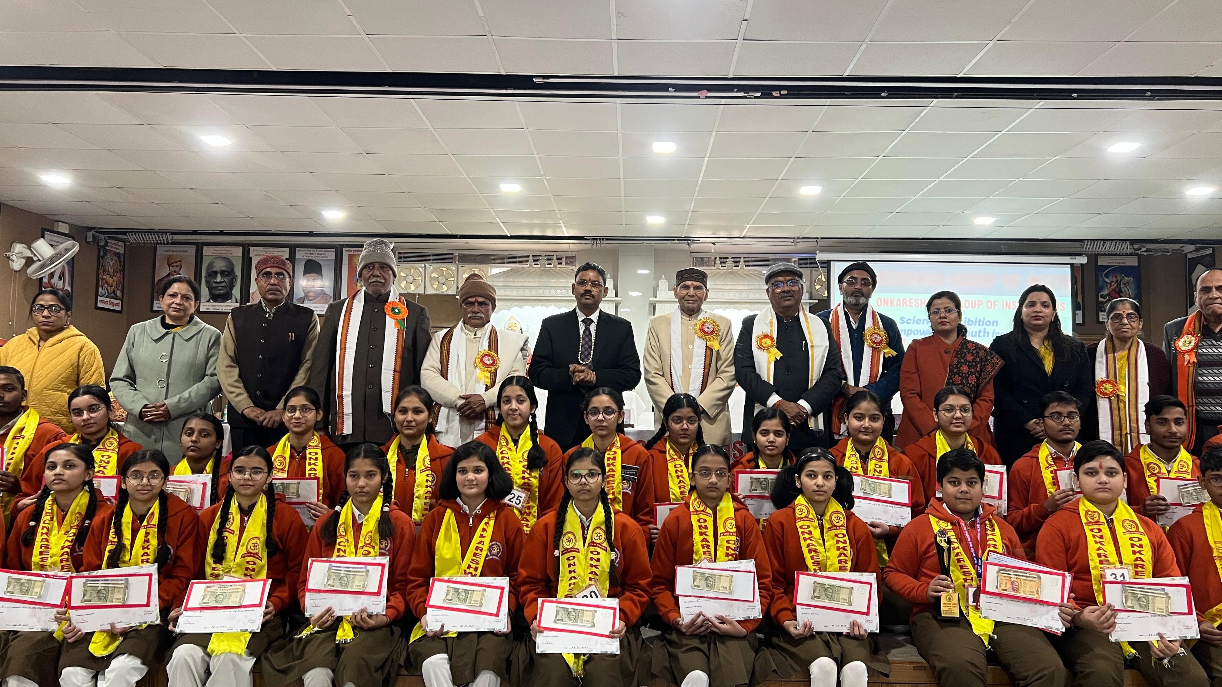 कार्यक्रम के बाद छात्रों की ग्रुप फोटो के साथ मुख्य अतिथि व अन्य कार्यक्रम के बाद छात्रों की ग्रुप फोटो के साथ मुख्य अतिथि व अन्य