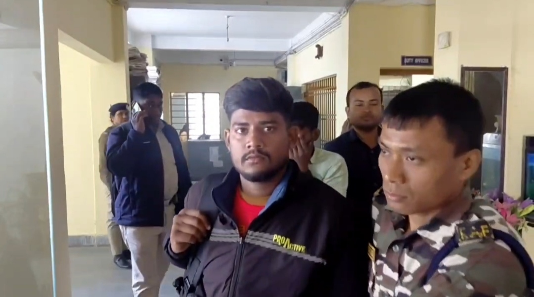 कारतूस के साथ पकड़े गए विमान यात्री को ले जाती पुलिस कारतूस के साथ पकड़े गए विमान यात्री को ले जाती पुलिस