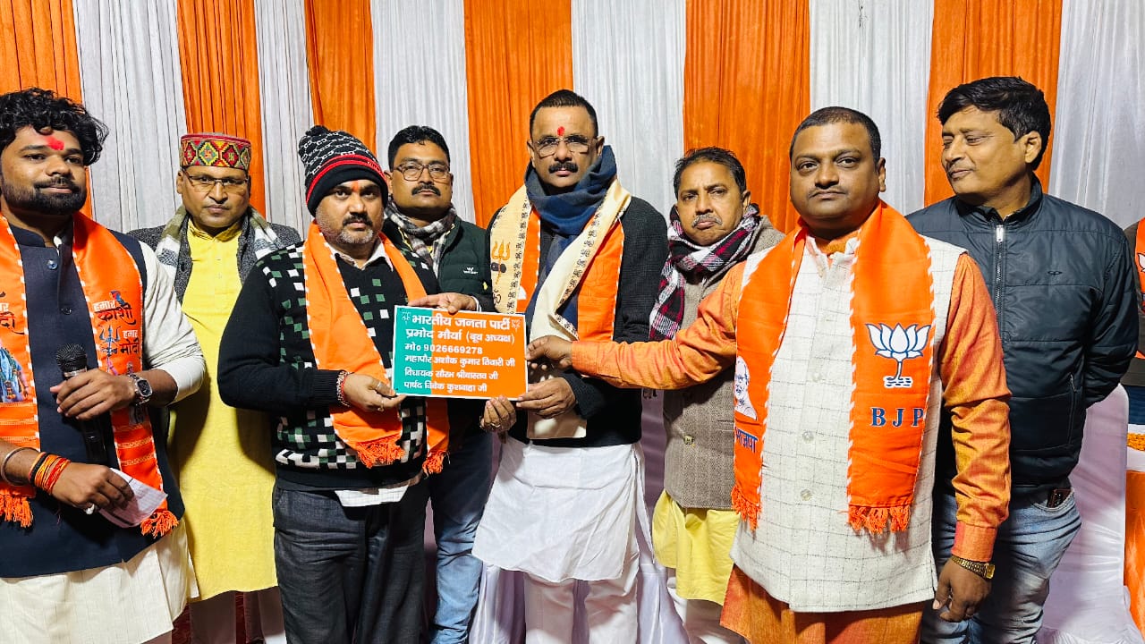 भाजपा बूथ अध्यक्ष को नेम प्लेट देते महापौर