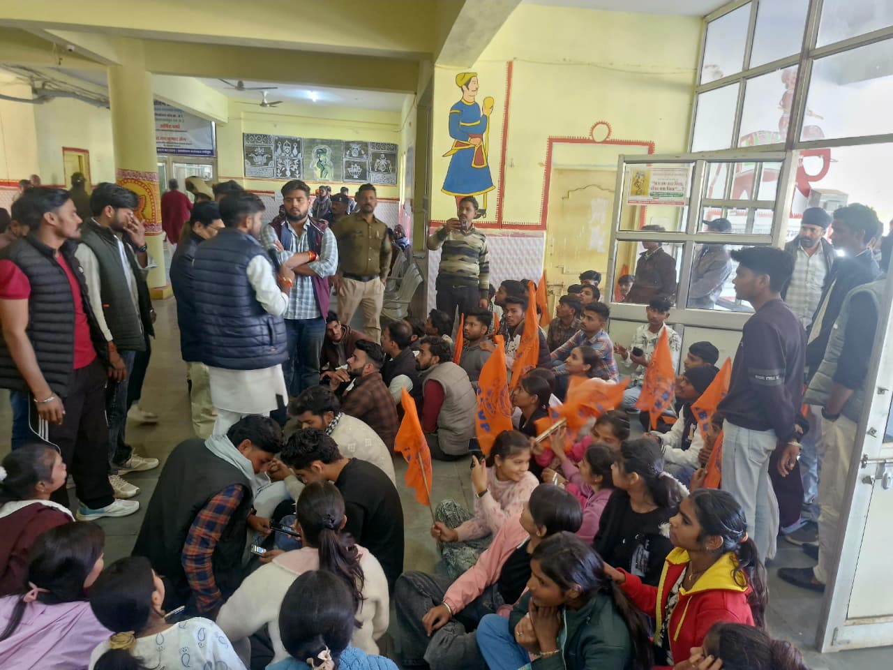 कलेक्ट्रेट कार्यालय में प्रदर्शन करते हुए विद्यार्थी परिषद के कार्यकर्ता।