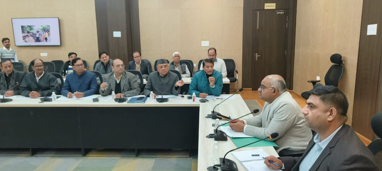 बैठक के दौरान जिलाधिकारी जितेन्द्र प्रताप सिंह व अन्य बैठक के दौरान जिलाधिकारी जितेन्द्र प्रताप सिंह व अन्य