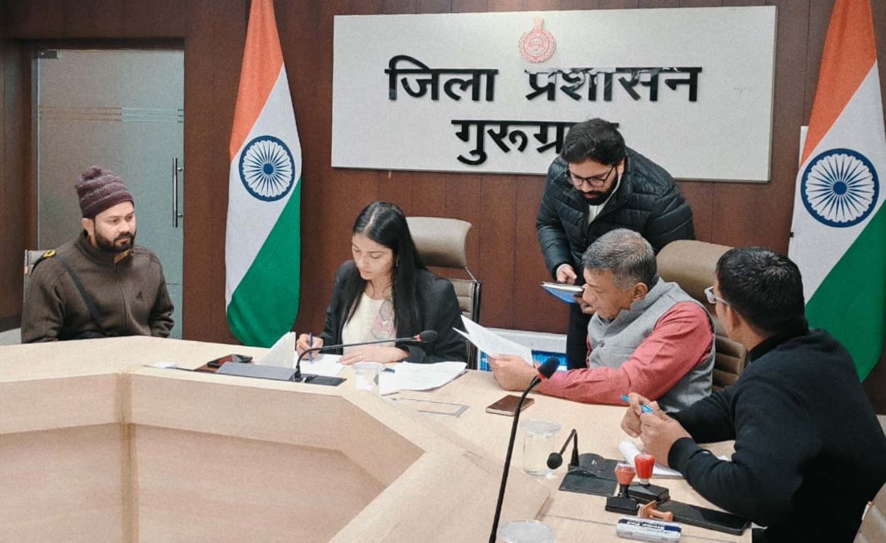 गुरुग्राम के लघु सचिवालय में समाधान शिविर में शिकायतें सुनतीं सीटीएम सपना यादव। गुरुग्राम के लघु सचिवालय में समाधान शिविर में शिकायतें सुनतीं सीटीएम सपना यादव।