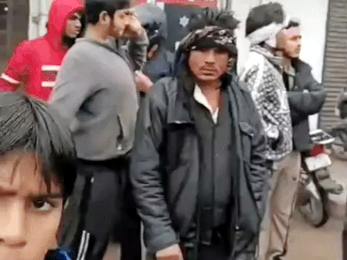 हादसे के बाद मौके पर पहुंची पुलिस व मौजूद लोग। हादसे के बाद मौके पर पहुंची पुलिस व मौजूद लोग।
