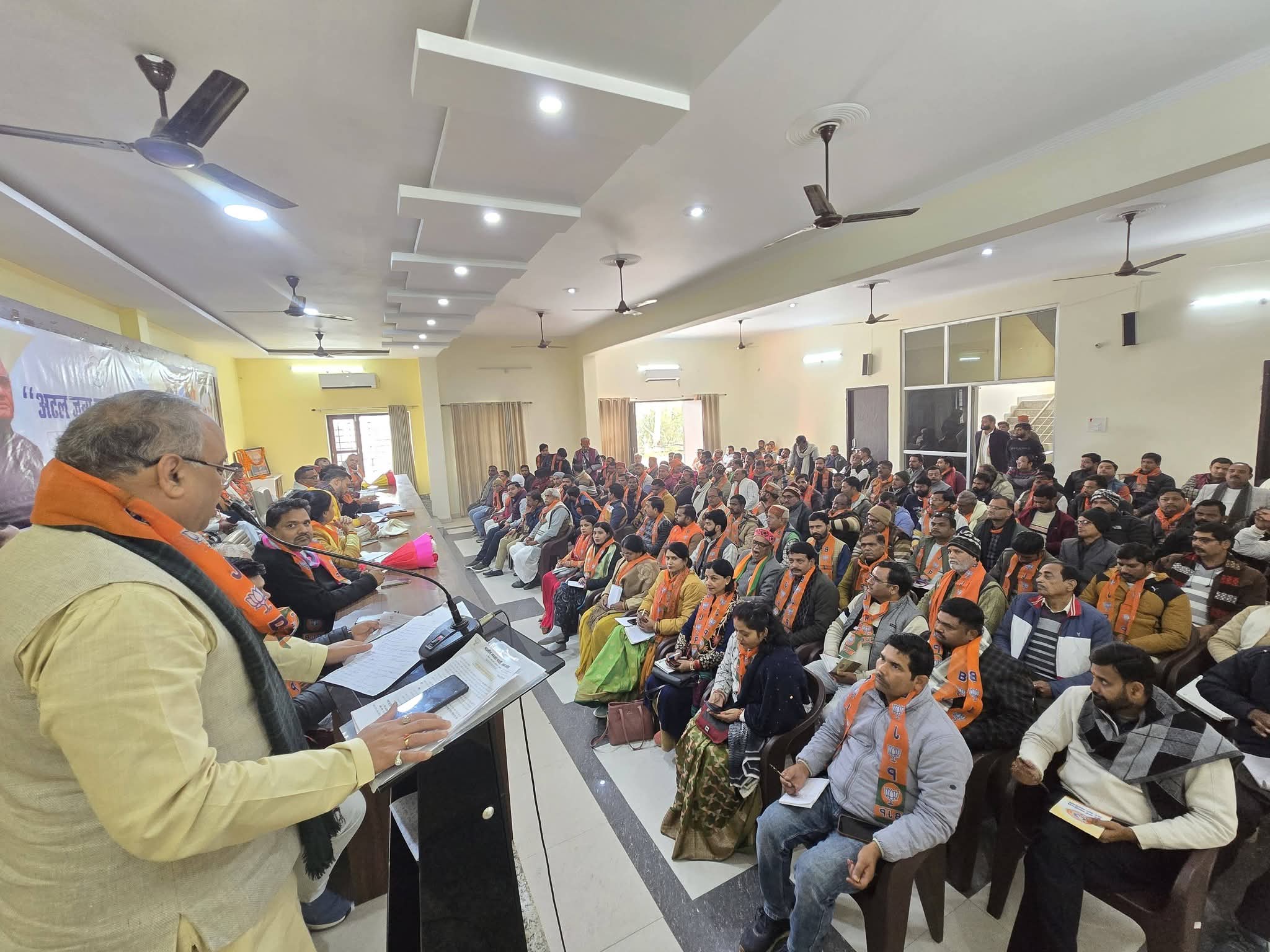कार्यकर्ताओं को संबोधित करते हुए जिला प्रभारी नीरज सिंह