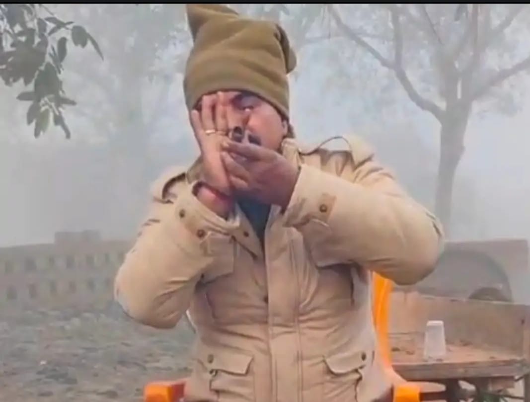 वर्दी में गांजा पीता पुलिसकर्मी वर्दी में गांजा पीता पुलिसकर्मी