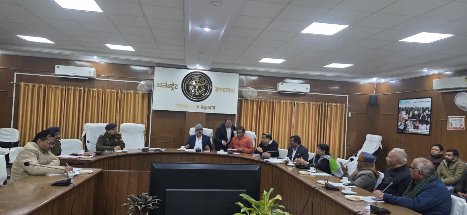 बैठक में मौजूद जिलाधिकारी