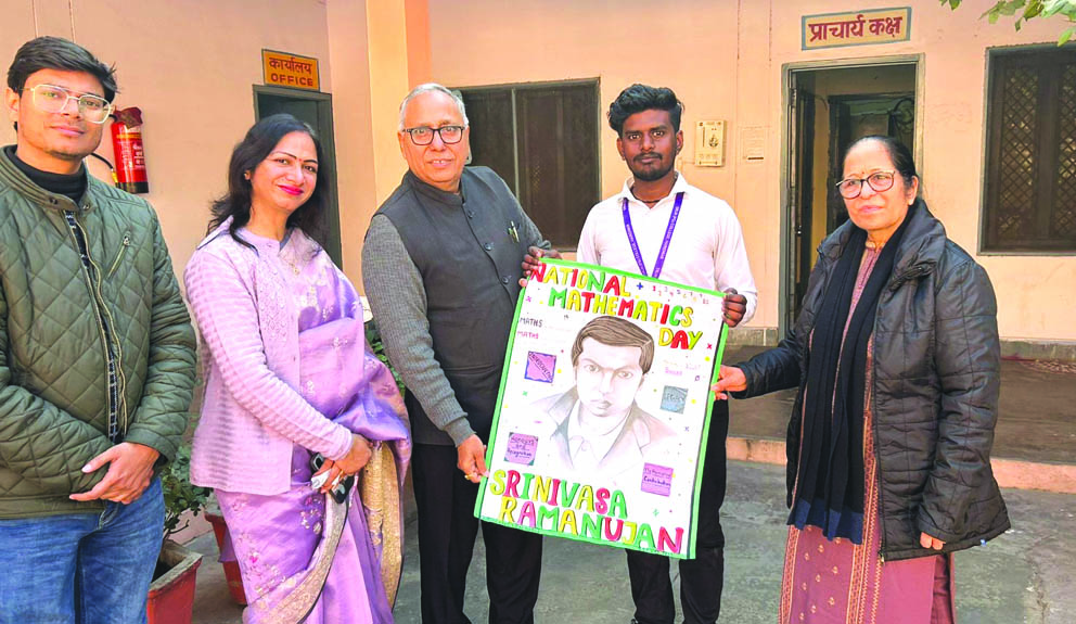 प्रतियोगिता में बनाया गया पोस्टर प्रदर्शित करते हुए