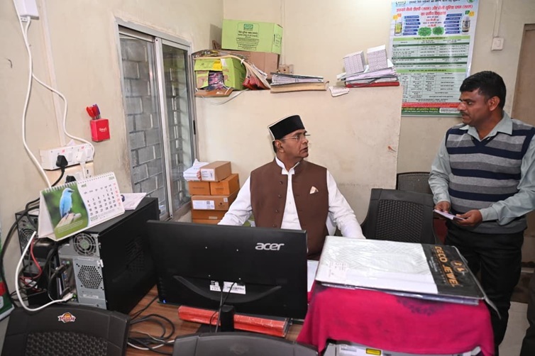 मंत्री विश्वास कैलाश सारंग ने पांढुर्णा के बोरगांव स्थित सेवा सहकारी समिति का किया औचक निरीक्षण मंत्री विश्वास कैलाश सारंग ने पांढुर्णा के बोरगांव स्थित सेवा सहकारी समिति का किया औचक निरीक्षण