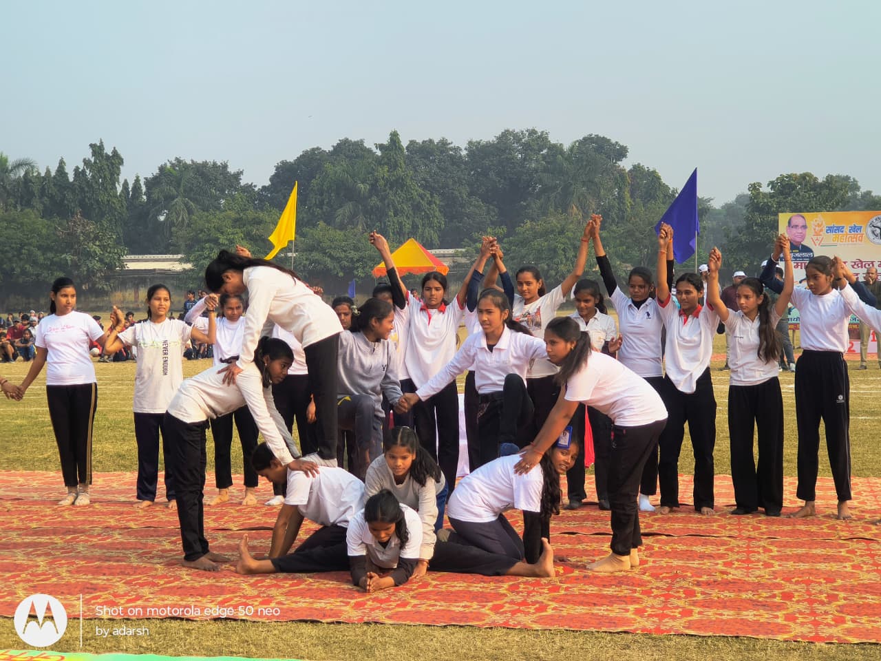 प्रदर्शन करते प्रतिभागी प्रदर्शन करते प्रतिभागी