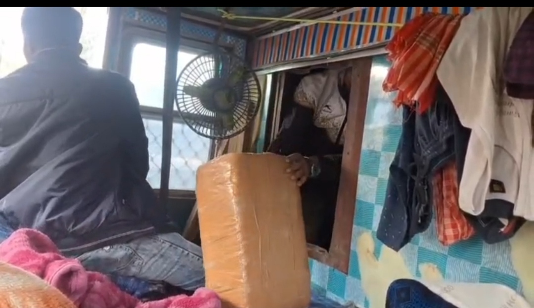 कंटेनर से गांजा बाहर निकालते कर्मी कंटेनर से गांजा बाहर निकालते कर्मी
