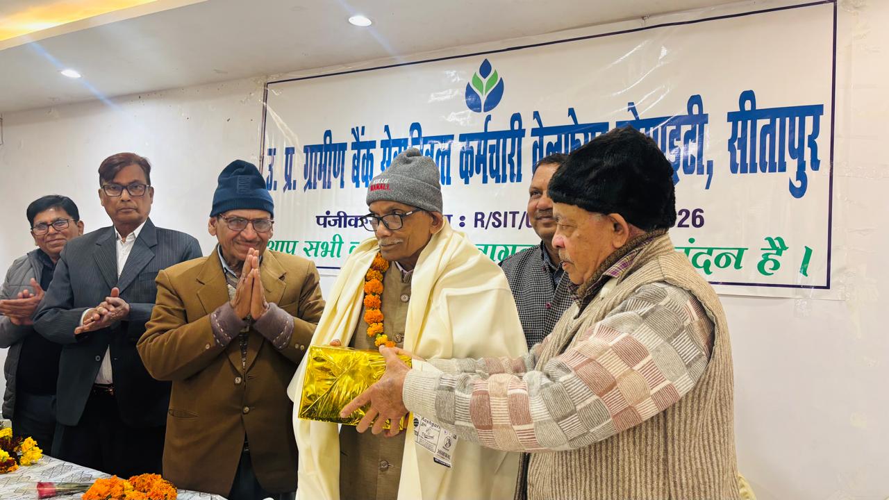 आमसभा में 75 वर्ष के बुजुर्ग का सम्मान करते आमसभा में 75 वर्ष के बुजुर्ग का सम्मान करते