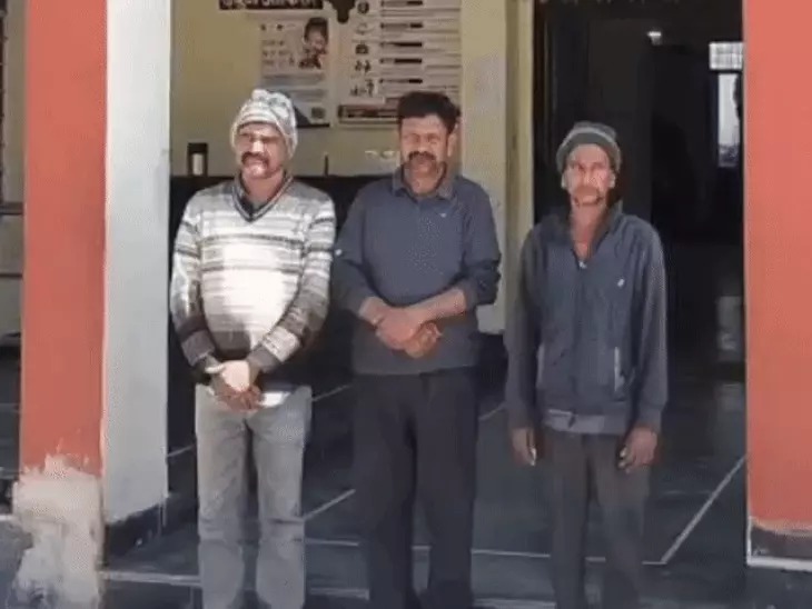 कांग्रेस नेता ने मोर का शिकार किया, मांस पकाते तीन गिरफ्तार कांग्रेस नेता ने मोर का शिकार किया, मांस पकाते तीन गिरफ्तार