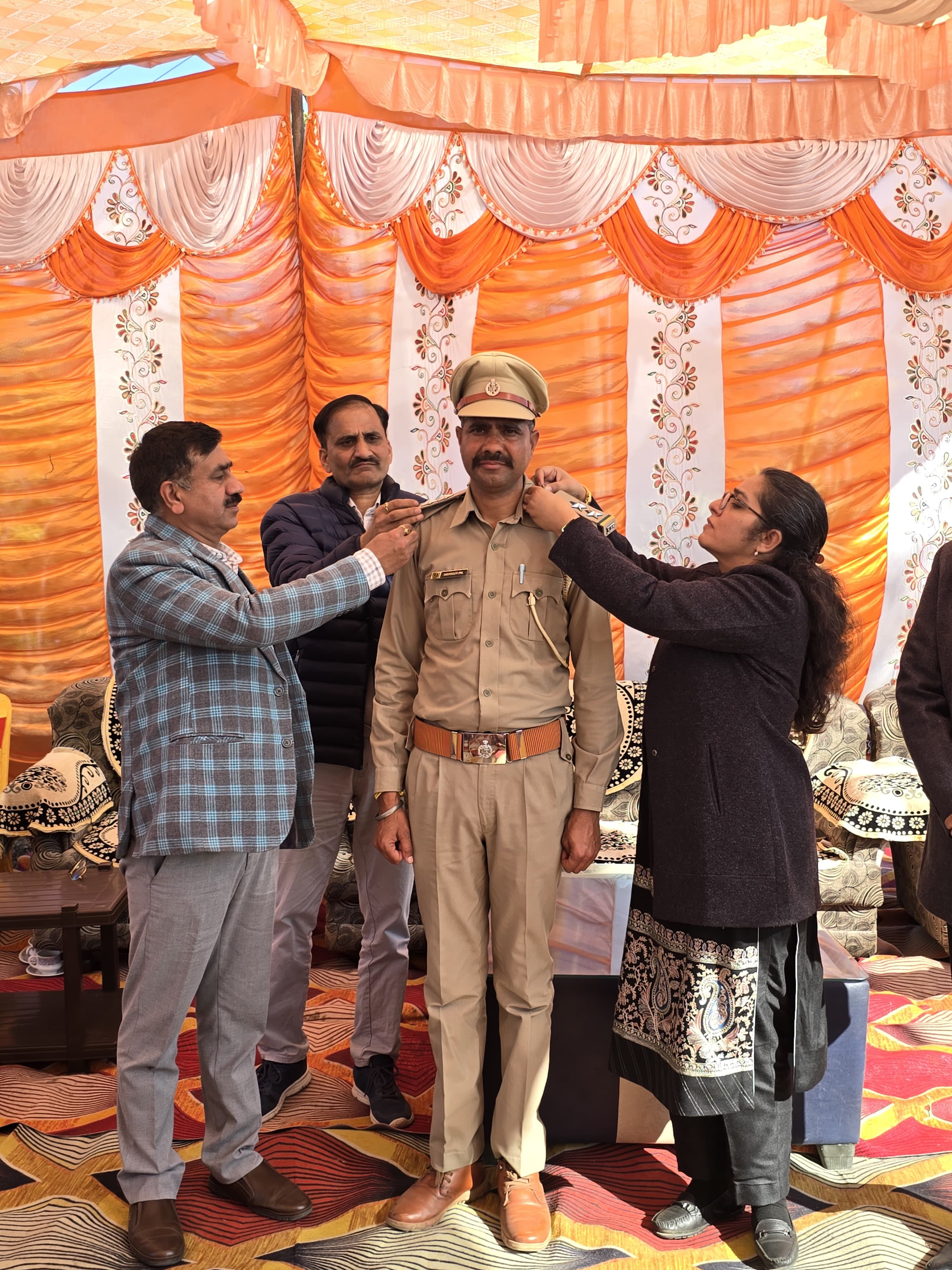 वन विभाग के अधिकारी पद्दोन्नति के सितारे लगाते हुए।