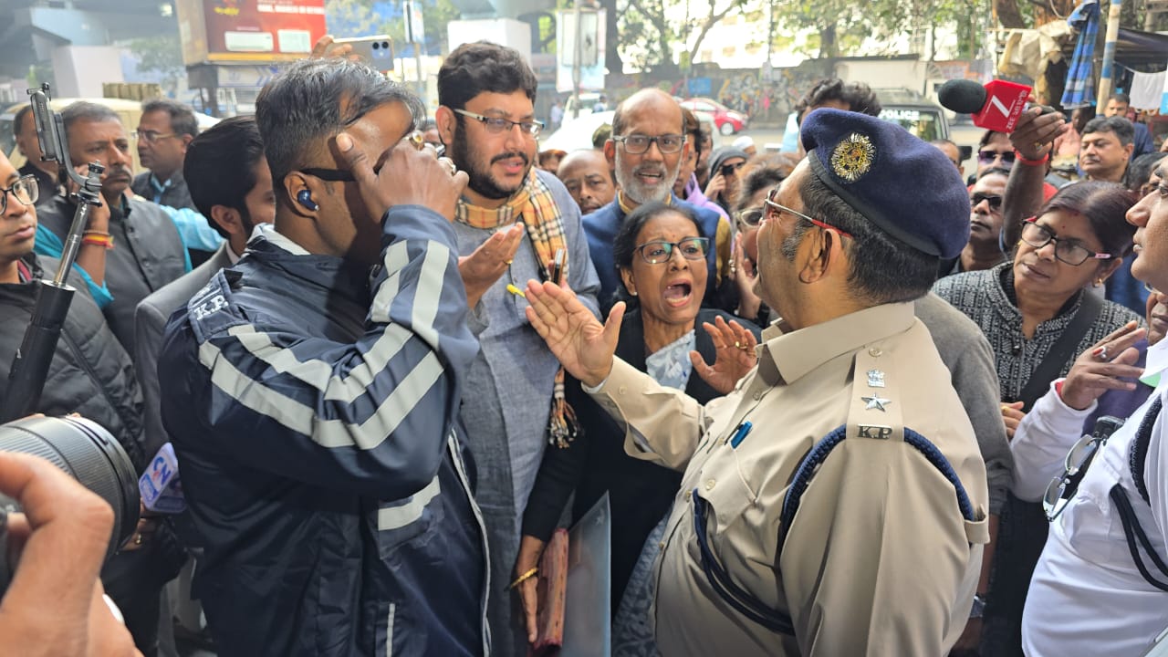 मौके पर उपस्थित का कार्यकर्ता और पुलिस