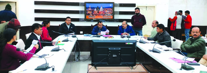 बैठक लेते जिलाधिकारी मयूर दीक्षित बैठक लेते जिलाधिकारी मयूर दीक्षित