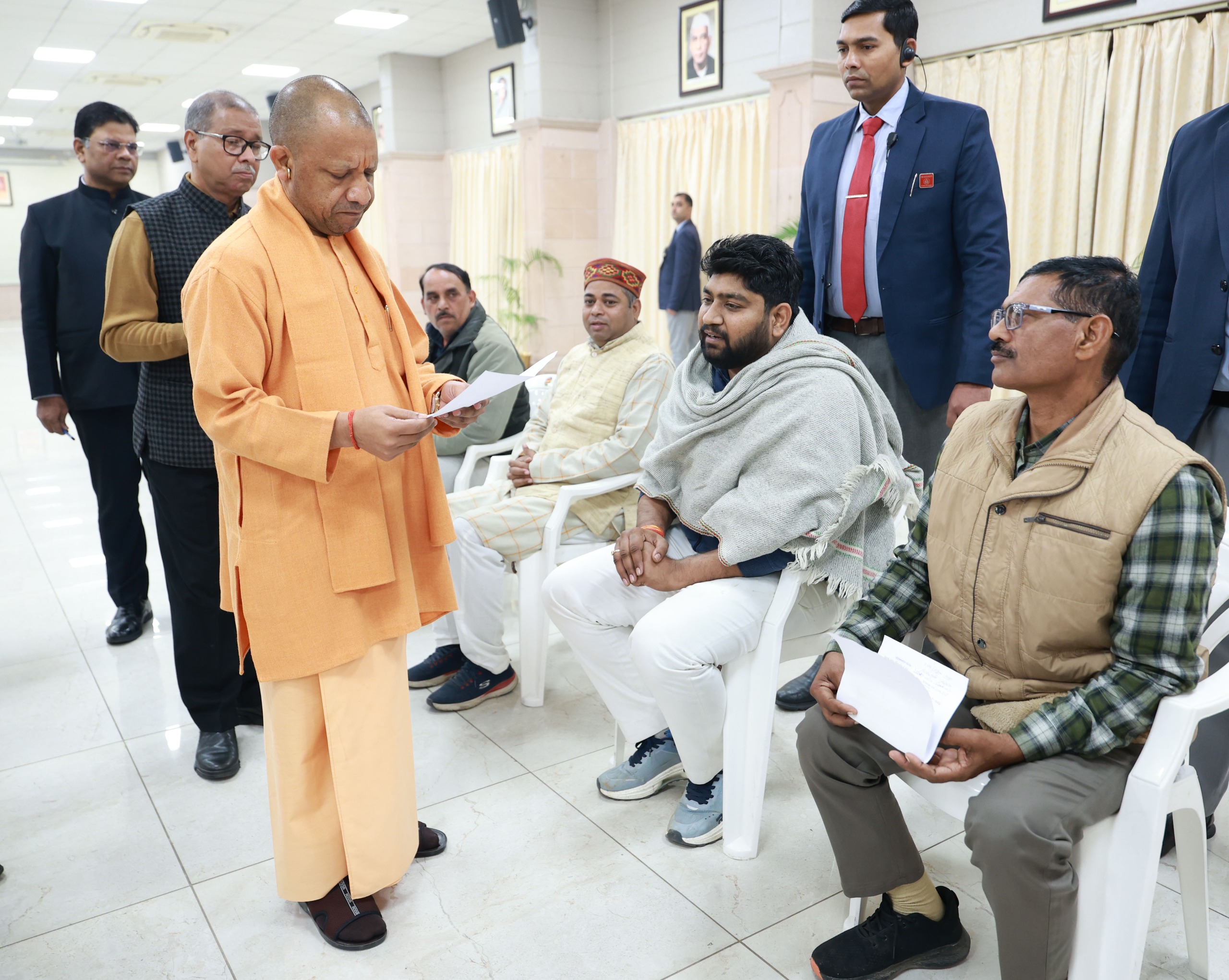 मा0 मुख्यमंत्री योगी आदित्यनाथ जी, दिनांक 22 दिसंबर 2025 को अपने सरकारी आवास 5- कालिदास मार्ग लखनऊ में आयोजित जनता दर्शन में लोगों की समस्याओं को सुना मा0 मुख्यमंत्री योगी आदित्यनाथ जी, दिनांक 22 दिसंबर 2025 को अपने सरकारी आवास 5- कालिदास मार्ग लखनऊ में आयोजित जनता दर्शन में लोगों की समस्याओं को सुना