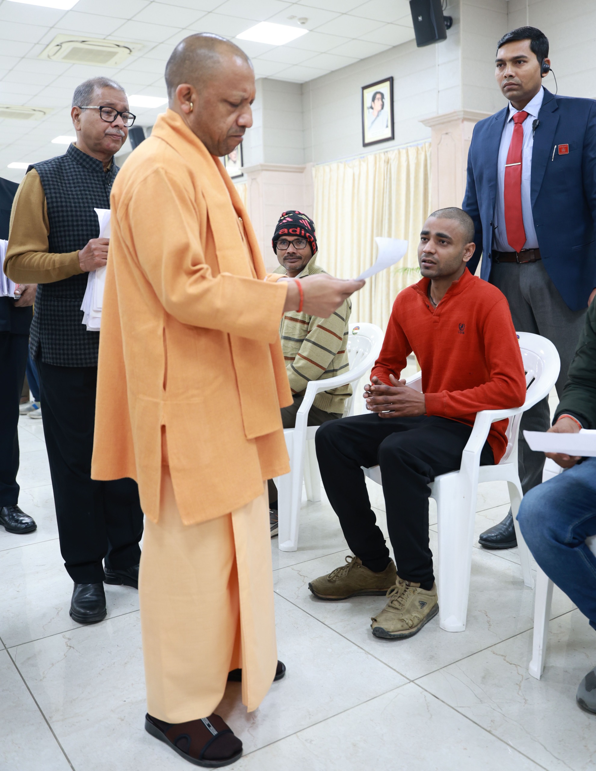 मा0 मुख्यमंत्री योगी आदित्यनाथ जी, दिनांक 22 दिसंबर 2025 को अपने सरकारी आवास 5- कालिदास मार्ग लखनऊ में आयोजित जनता दर्शन में लोगों की समस्याओं को सुना