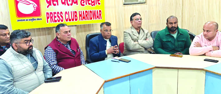 प्रत्रकारों से वार्ता करते कांग्रेसी नेता