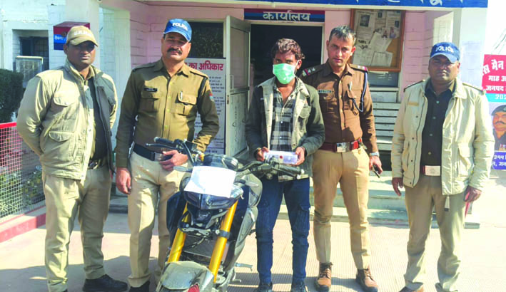 पुलिस गिरफ्त में आरोपित पुलिस गिरफ्त में आरोपित