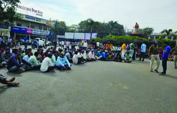हटायें गये ईंट भट्ठा संचालकों ने गांधी चौराहा पर किया प्रदर्शन, नुकसान का मुआवजा देने की मांग