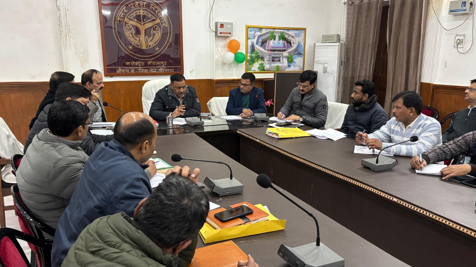 विभागों और एजेंसियों को निर्देश देते डीएम पवन कुमार गंगवार। विभागों और एजेंसियों को निर्देश देते डीएम पवन कुमार गंगवार।