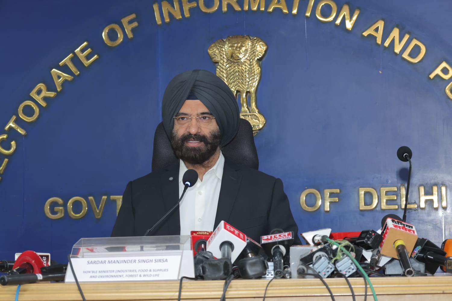 दिल्ली सचिवालय में प्रेस कांफ्रेंस को संबोधित करते दिल्ली के पर्यावरण मंत्री मनजिंदर सिंह सिरसा