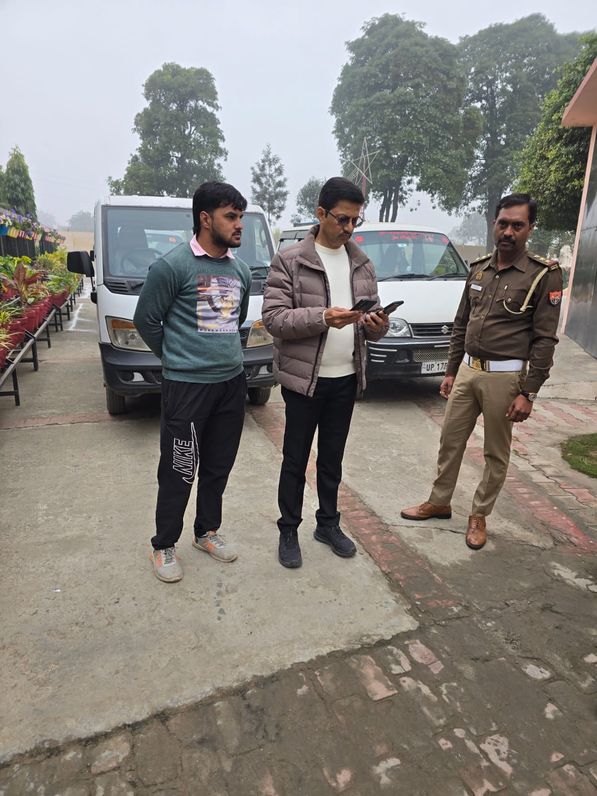 वाहनों पर कार्रवाई के दौरान सहायक संभागीय परिवहन अधिकारी वाहनों पर कार्रवाई के दौरान सहायक संभागीय परिवहन अधिकारी